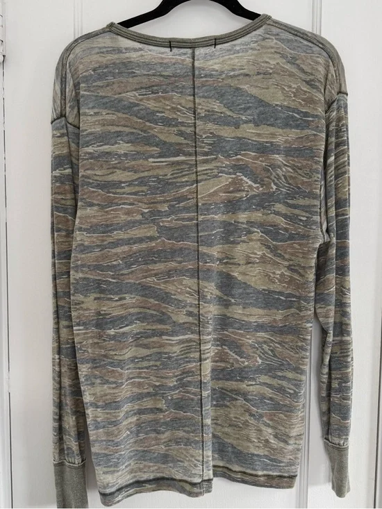 We The Free Free People Anthropologie Camo Long Sleeve Sz XS Oversized - Picture 6 of 8
